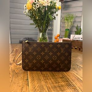 Louis Vuitton neverfull pouchette
